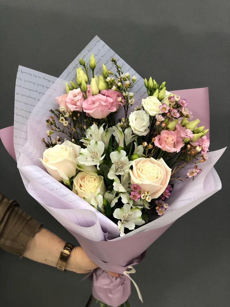 Букет цветов из: Альстромерии, Розы и Лизиантусы в Лесосибирске