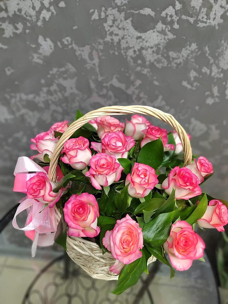 Цветочная композиция из Розы в корзине в Лесосибирске