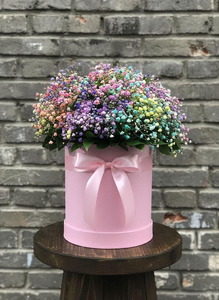 Цветочная композиция из Гипсофила и Розы в шляпной коробке в Лесосибирске
