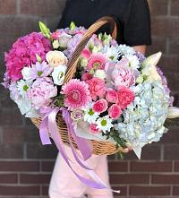 Цветочная композиция из Розы, Хризантемы, Пионы и Лизиантусы в корзине в Лесосибирске