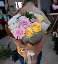 Букет цветов из:  Герберы, Розы и Хризантемы в Лесосибирске