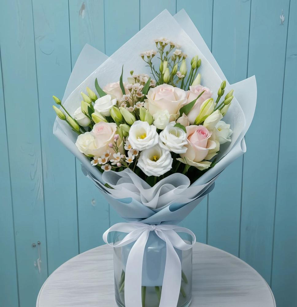 Букет цветов из: Розы и Лизиантусы в Лесосибирске