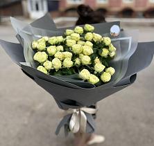 Букет Белые кустовые розы Солинеро в Лесосибирске