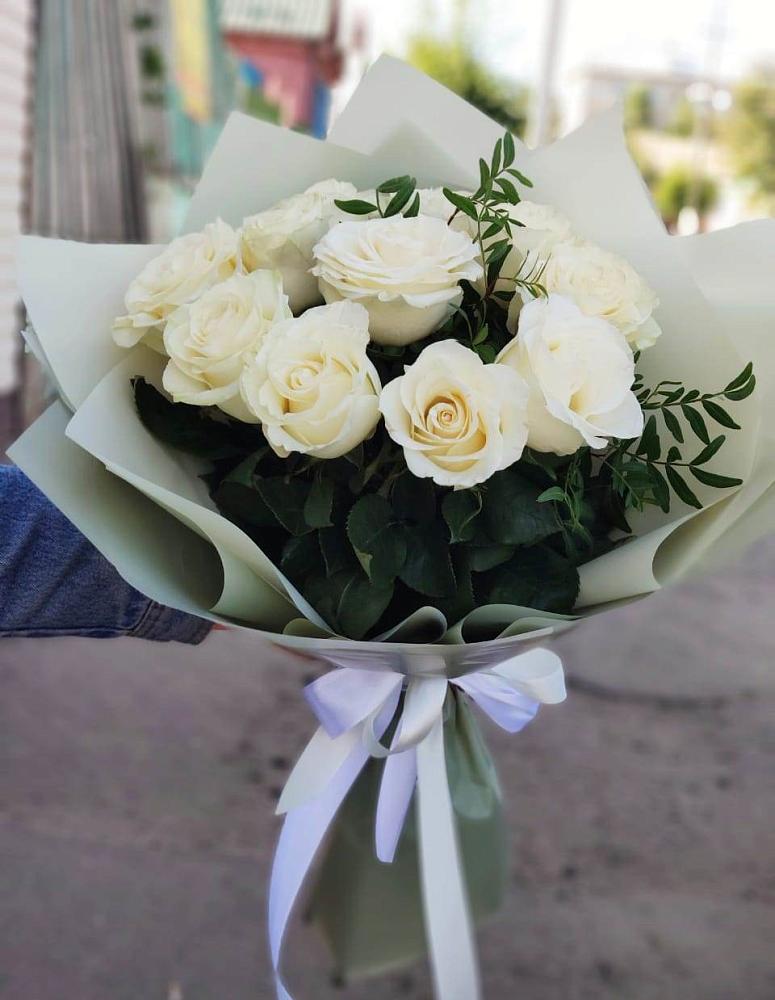 Букет Белые розы Проуд в Лесосибирске