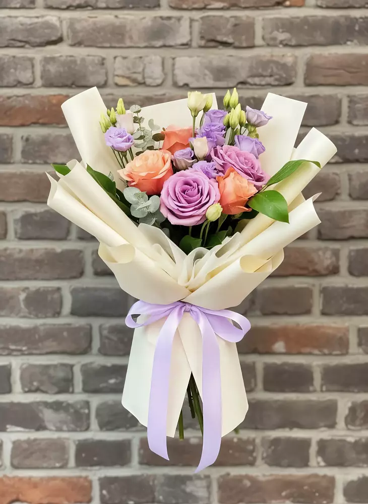 Букет цветов из: Лизиантусы и Розы в Лесосибирске