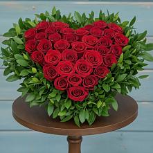 Цветочная композиция из Розы в виде сердца в Лесосибирске