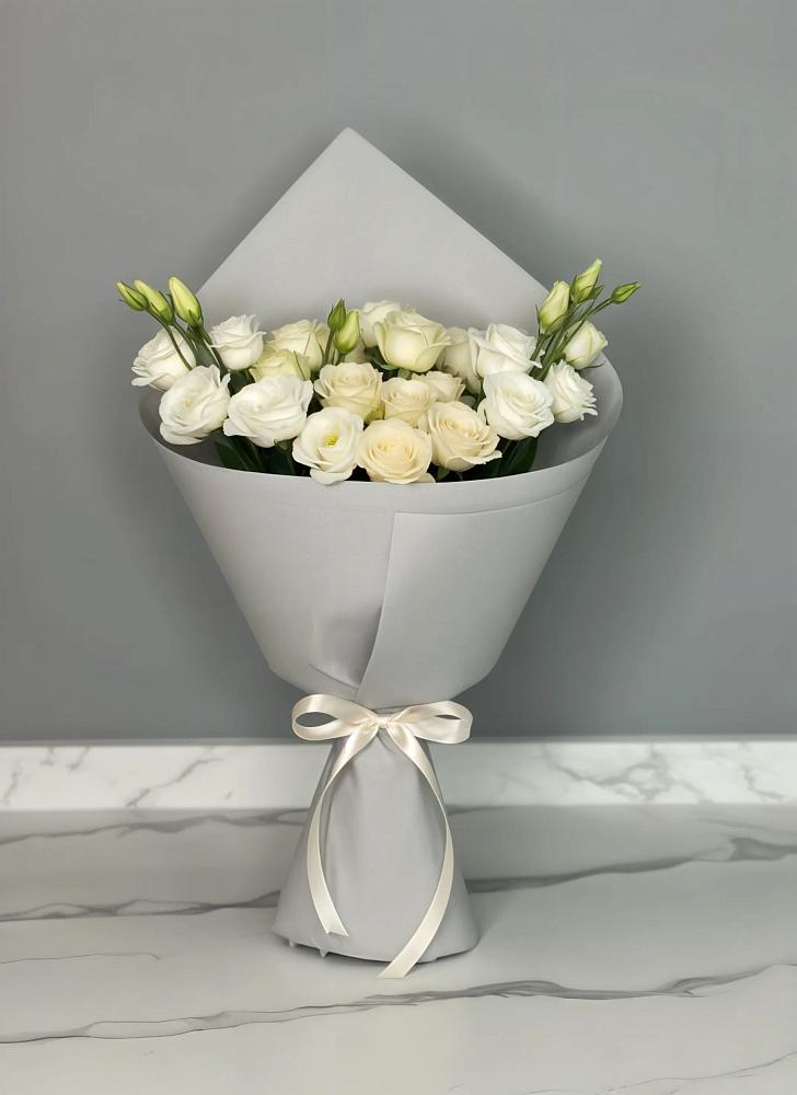 Букет цветов из: Розы и Лизиантусы в Лесосибирске