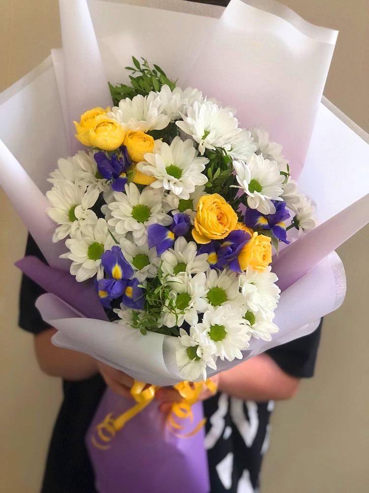 Букет цветов из: Ирисы, Хризантемы и Розы в Лесосибирске