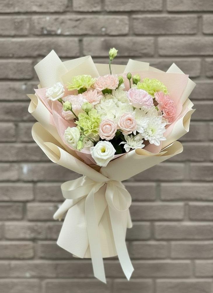 Букет цветов из: Гвоздики, Розы, Лизиантусы и Хризантемы в Лесосибирске