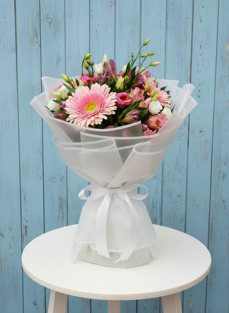 Букет цветов из: Герберы, Альстромерии и Лизиантусы в Лесосибирске