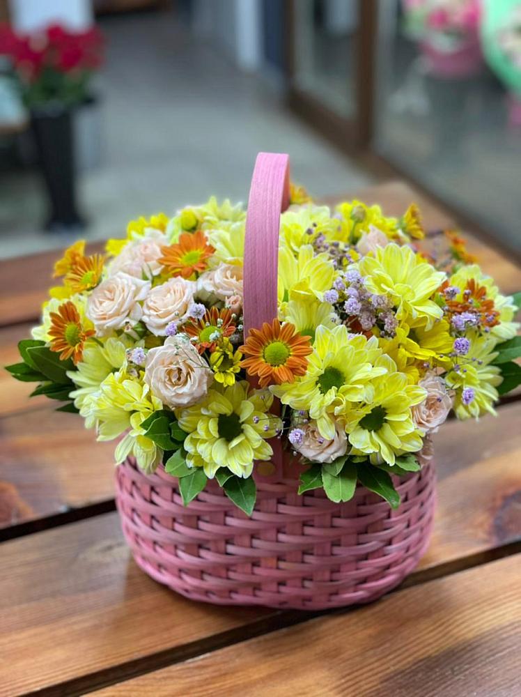 Цветочная композиция из Хризантемы и Розы в корзине в Лесосибирске