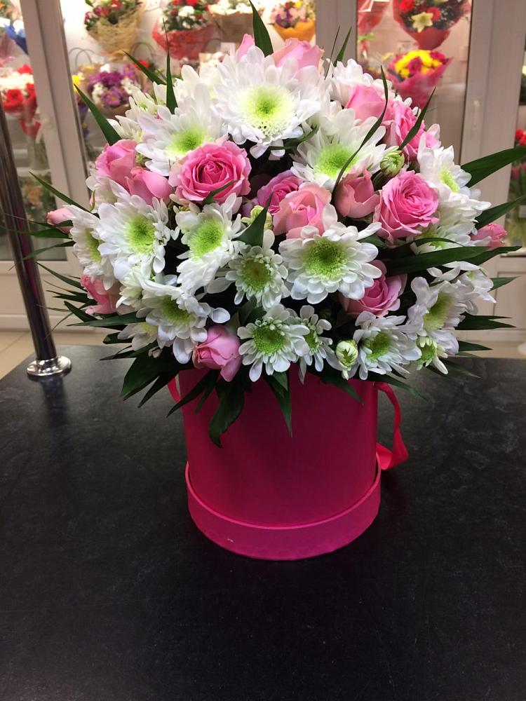 Цветочная композиция из Розы и Хризантемы в шляпной коробке в Лесосибирске