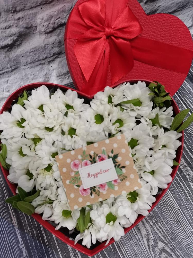 Цветочная композиция из Хризантемы в виде сердца в Лесосибирске