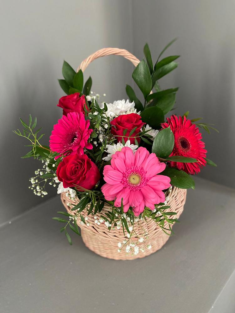Цветочная композиция из Розы, Хризантемы и Герберы в корзине в Лесосибирске