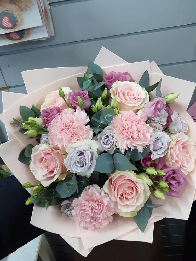 Букет цветов из: Розы, Гвоздики и Лизиантусы в Лесосибирске