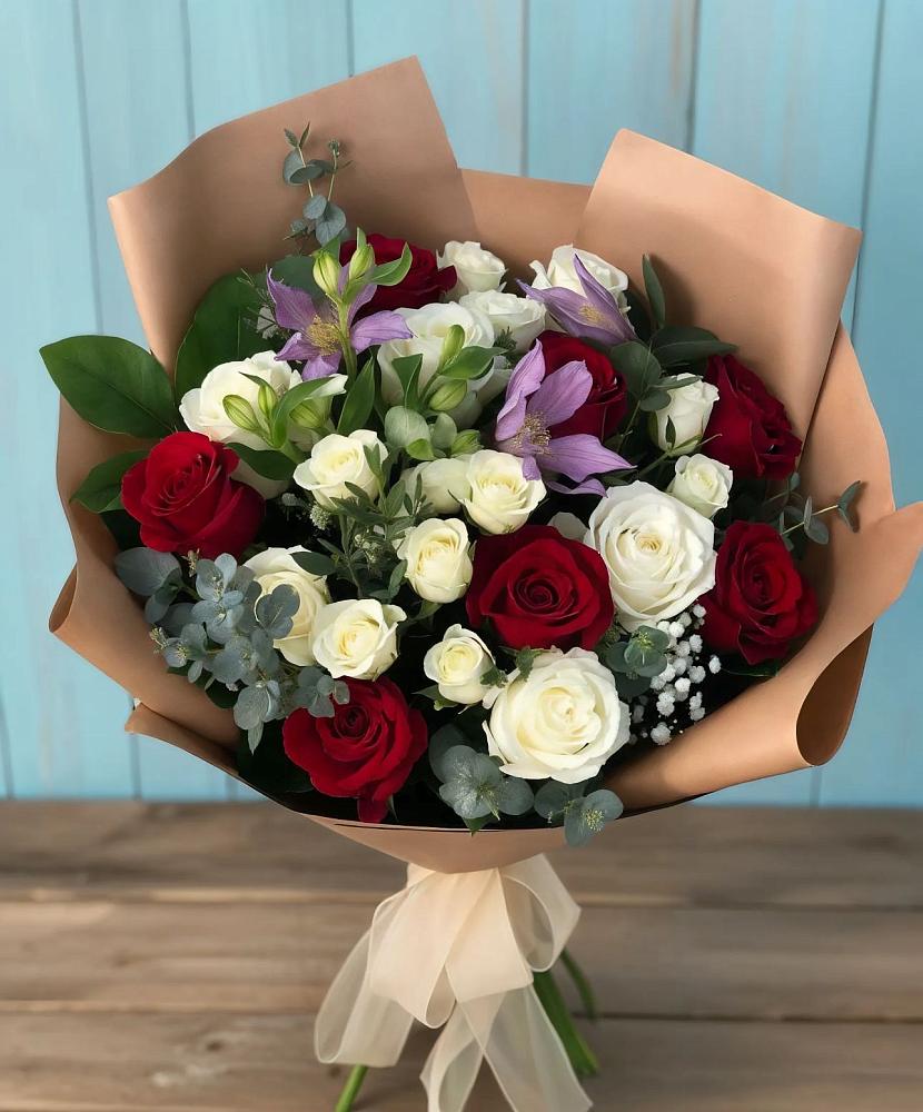 Букет цветов из: Розы и Альстромерии в Лесосибирске