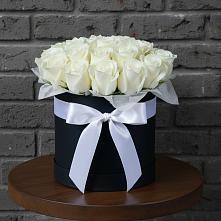 Цветочная композиция из Розы в шляпной коробке в Лесосибирске